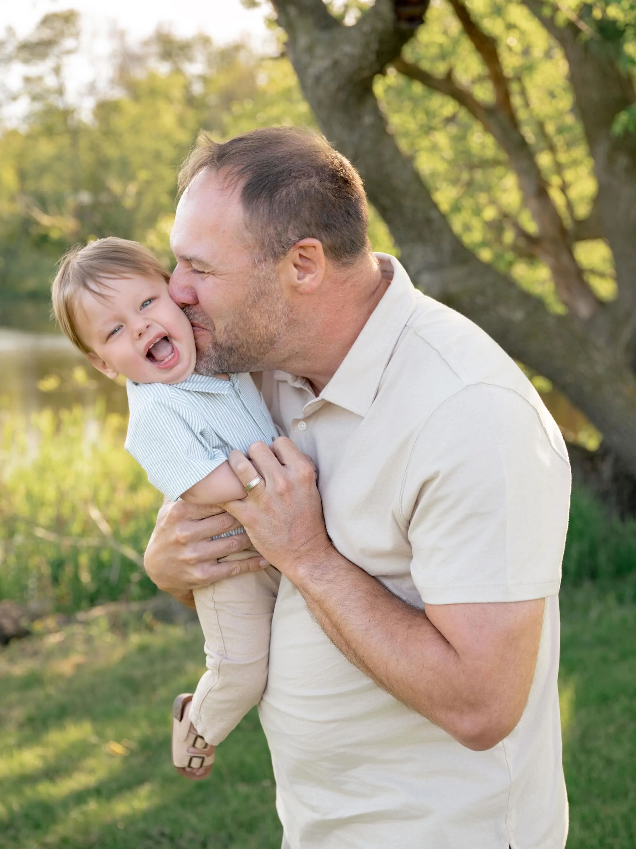 One of my favorite things about having a home studio? You can get both an outdoor and studio look all in one session. ✨

This beautiful family session was photographed right in my backyard before we spent some time inside the studio for a cake smash,