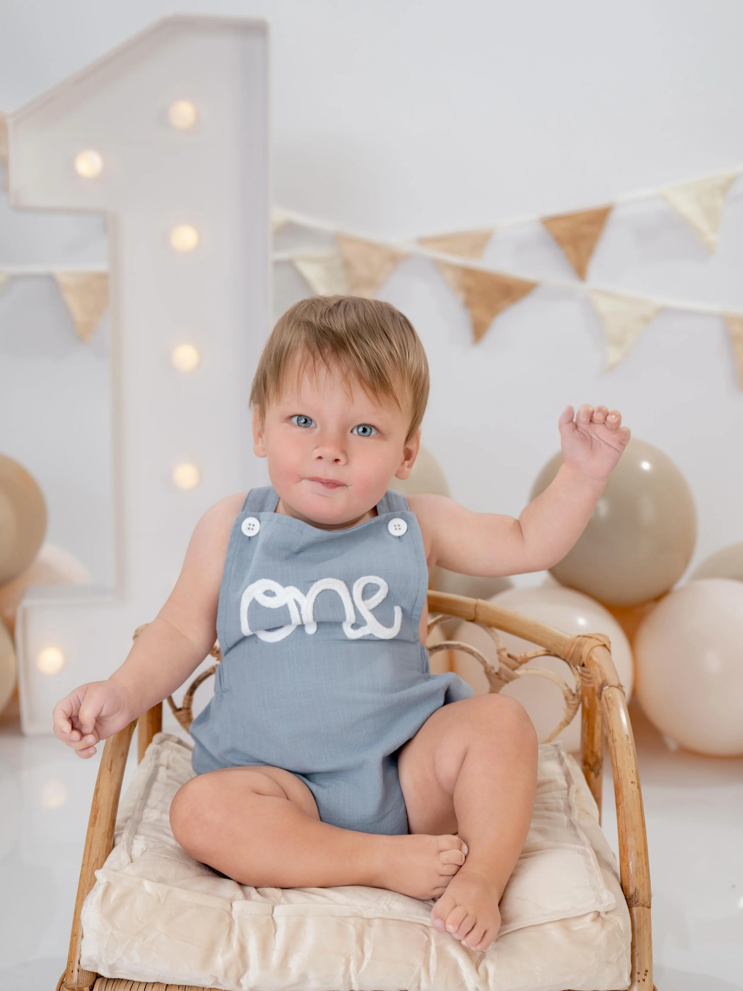 Simple setups will always have a special place in my heart. 🤍

This sweet boy celebrated turning ONE with the most timeless cake smash setup featuring soft neutrals, a simple cake, and the cutest little blue outfit. But honestly&hellip; his bright b