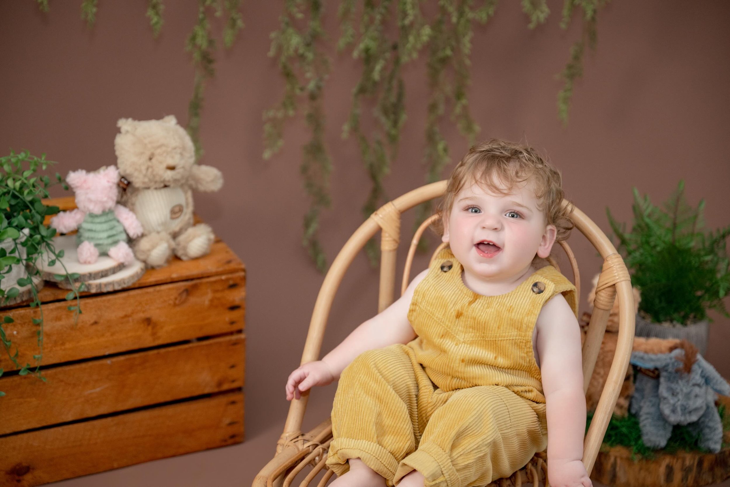 A little hunny turned ONE 🍯

And while the cake smash didn&rsquo;t exactly go as planned&hellip; I think the tiny tears and suspicious looks at the cake made these photos even sweeter 😂

Not every baby loves cake on their hands, and honestly, that&