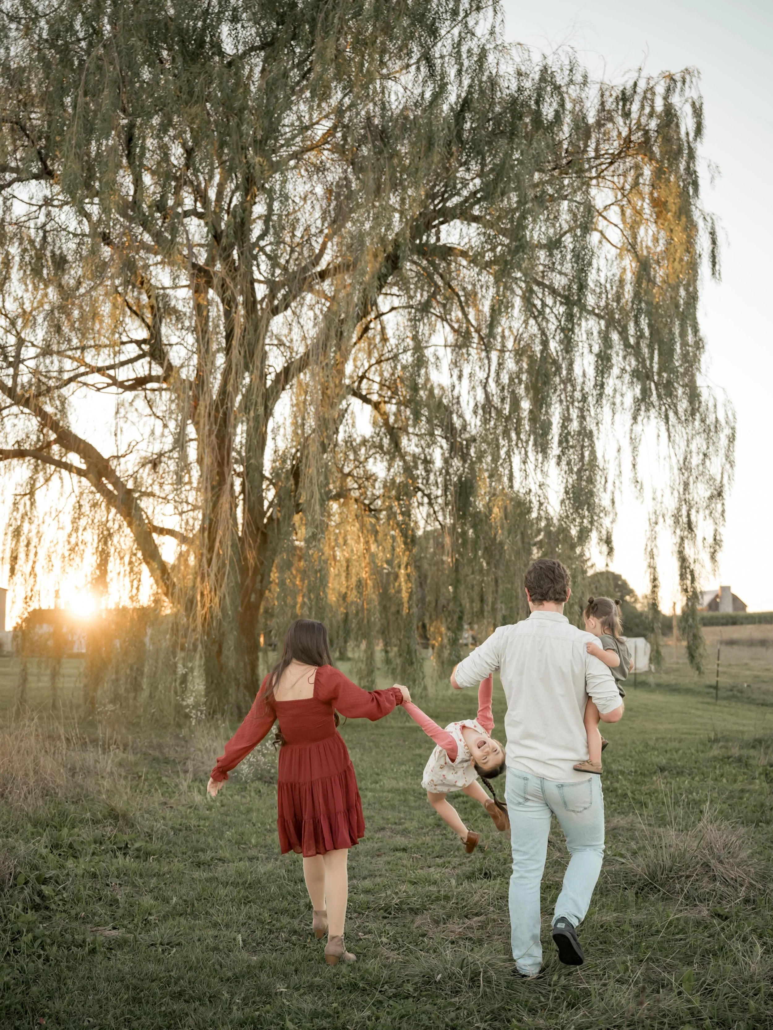 🚨 Oops! I forgot to post my Willow Tree Minis for this Friday... so let&rsquo;s call it a flash sale! 🚨

For this week only, Willow Tree Minis are DISCOUNTED from $175, to just $90! 

Set on a beautiful private property in Coopersville, these sessi