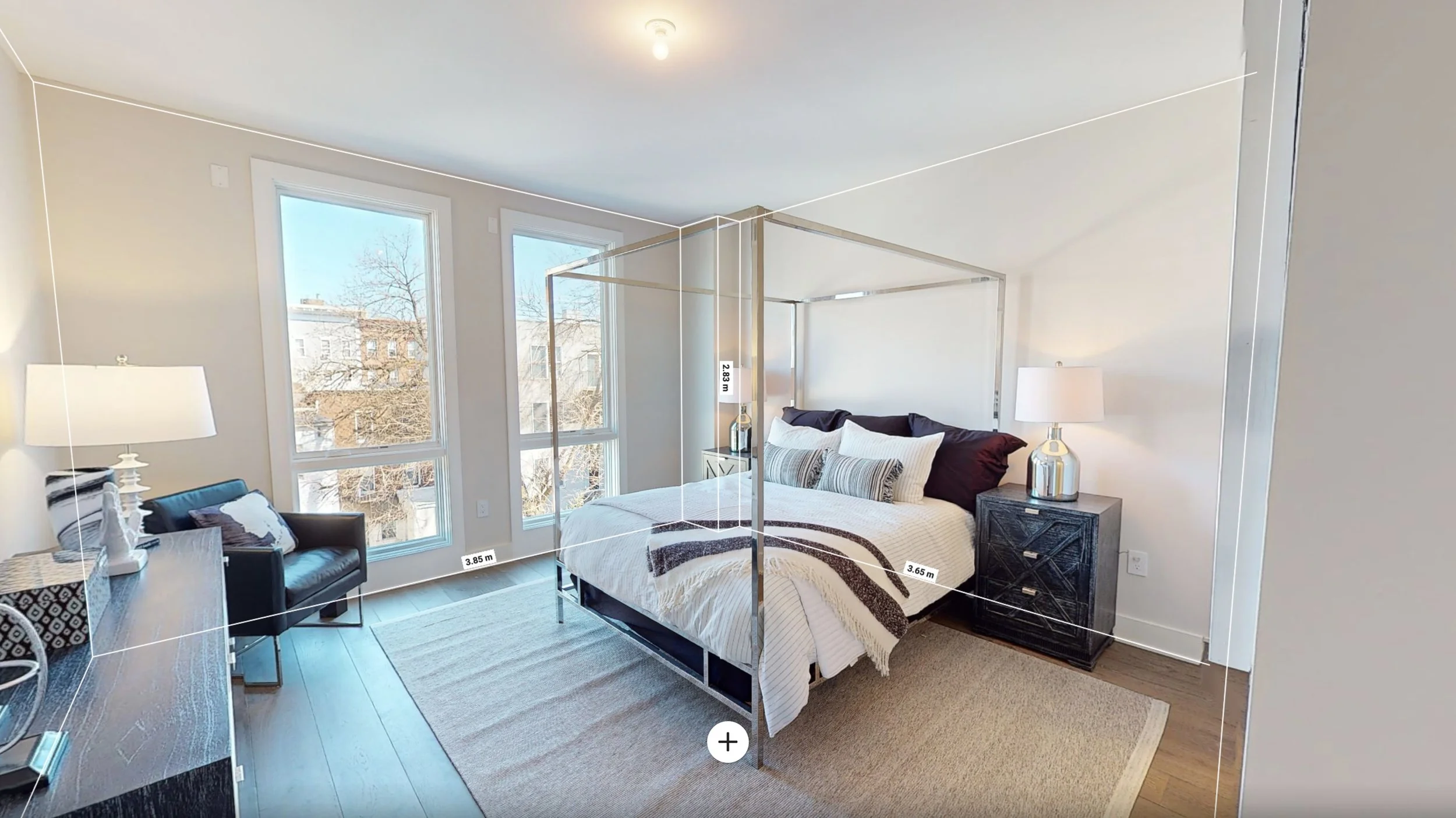 Aperçu de l'outil mesure en visite virtuelle. Chambre à coucher avec lit à baldaquin, deux fenêtres, une table de chevet, lampe, fauteuil et tapis.