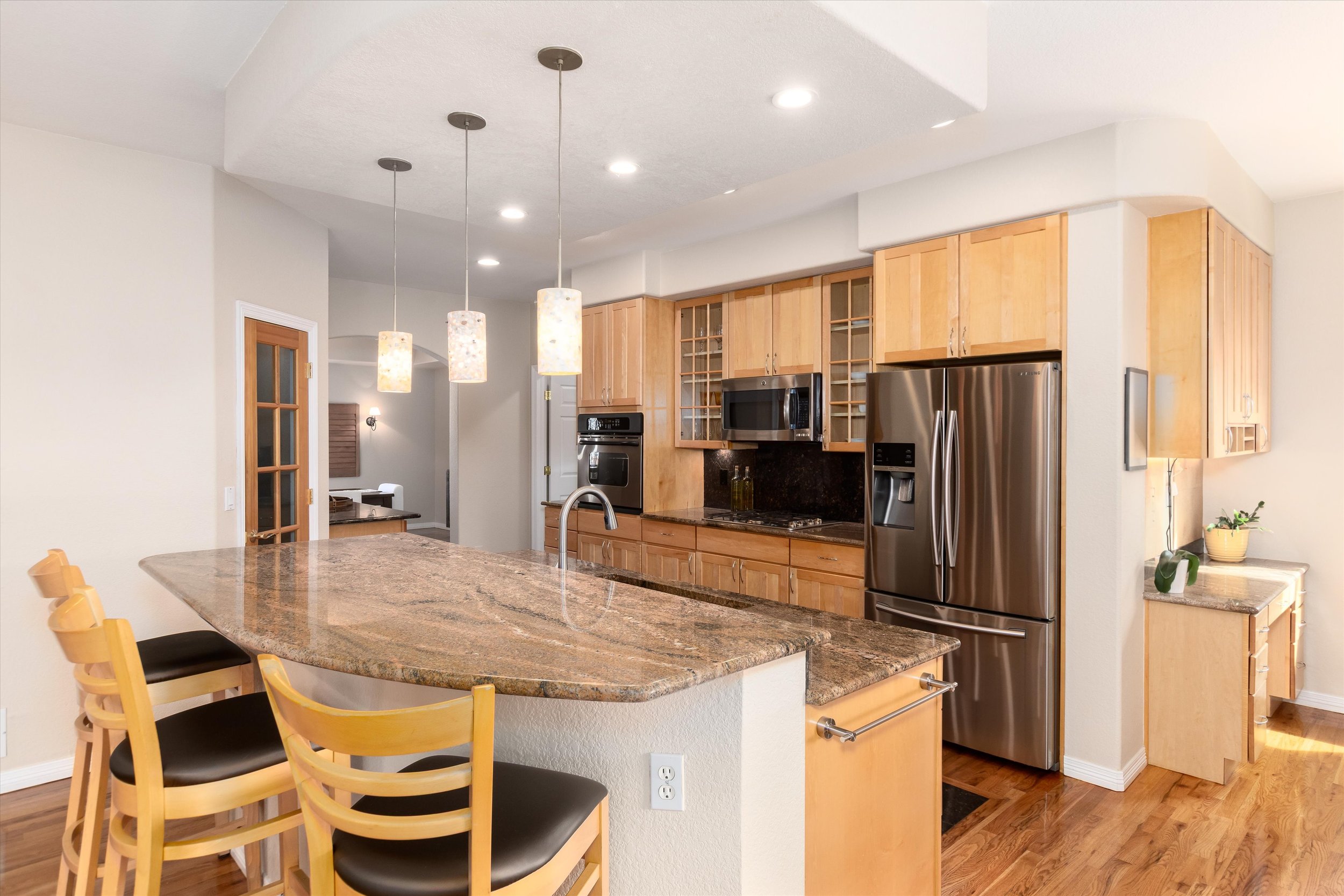 027-Kitchen & Breakfast Bar.jpg