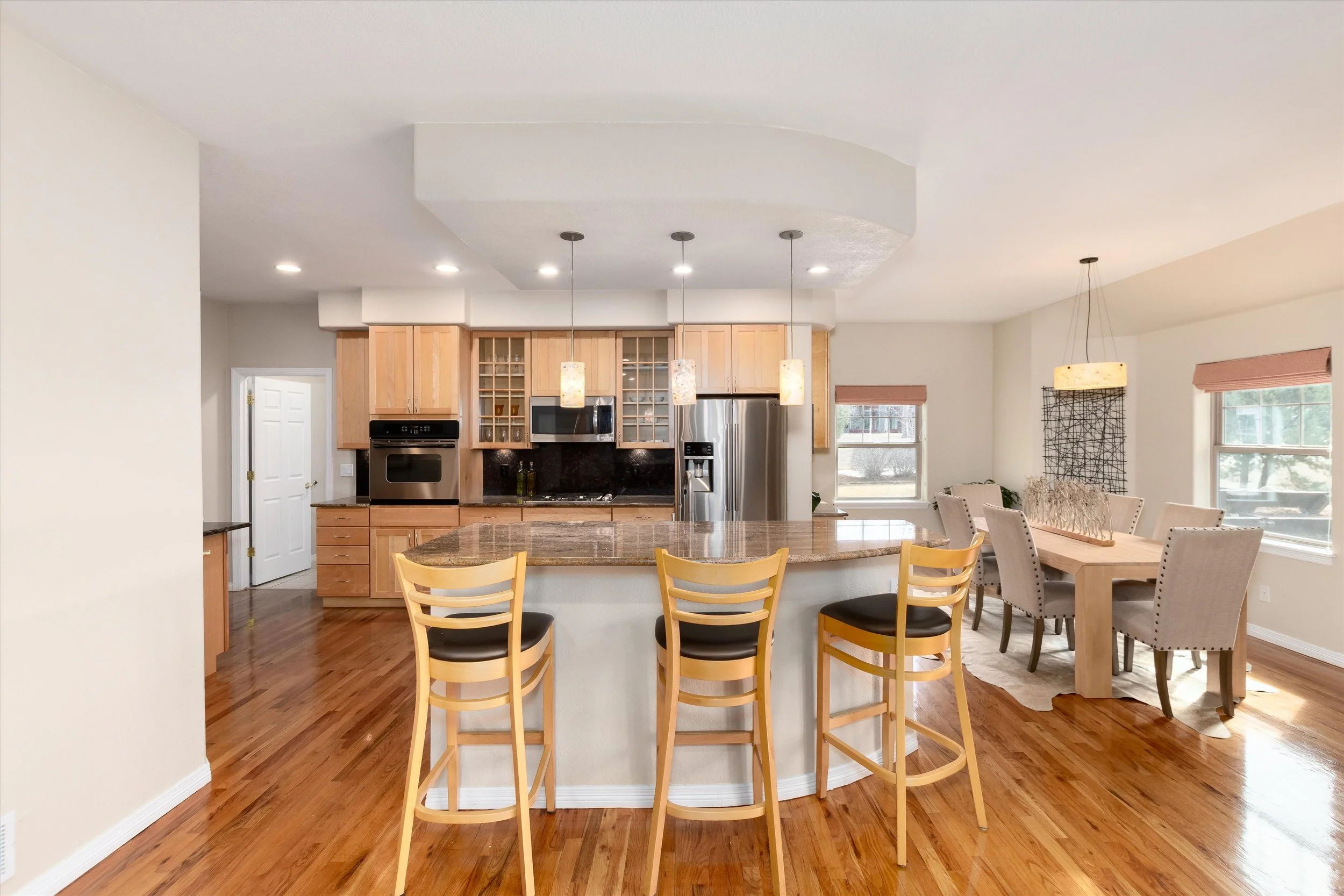 030-Kitchen & Breakfast Bar.jpg