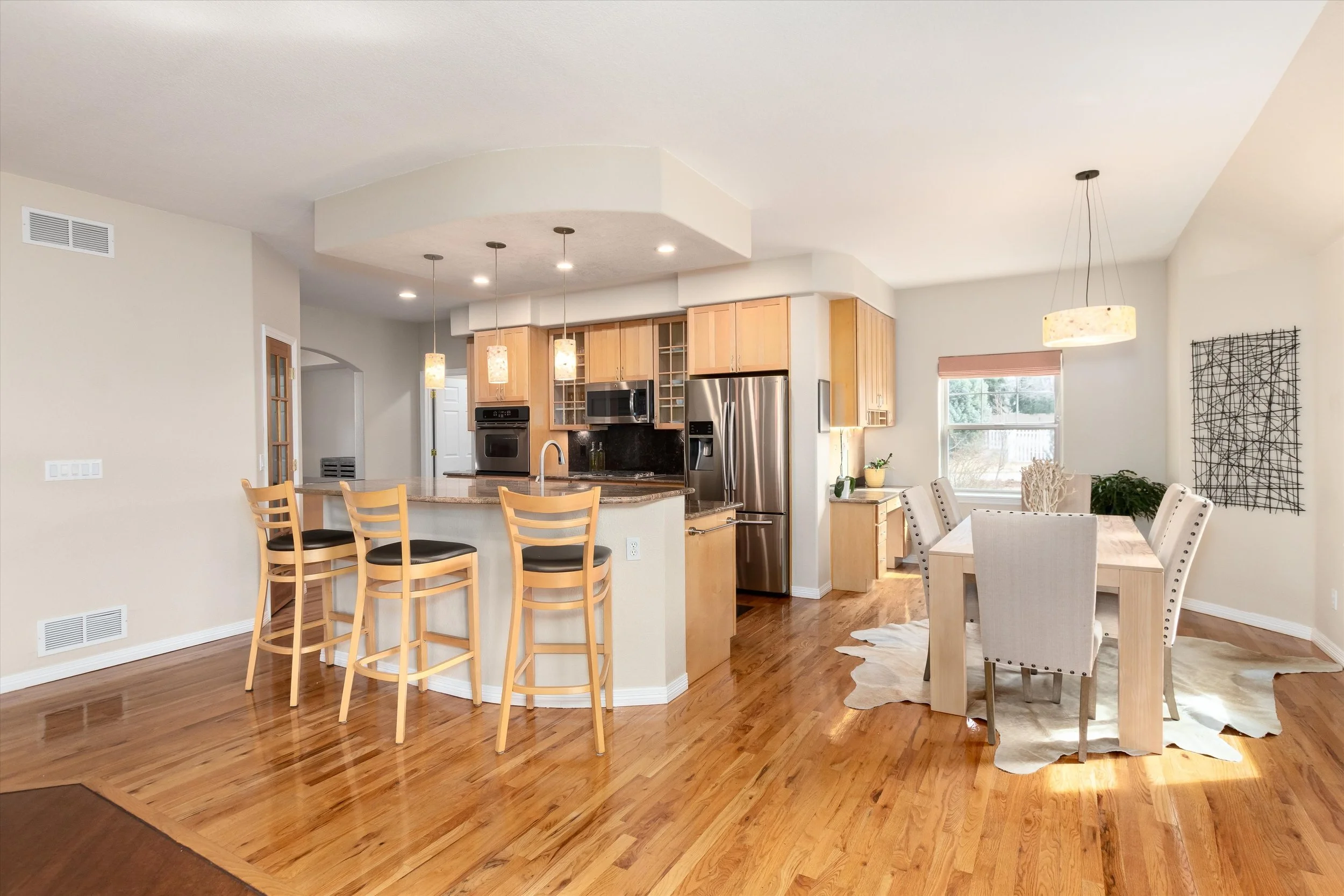 031-Kitchen & Breakfast Bar.jpg