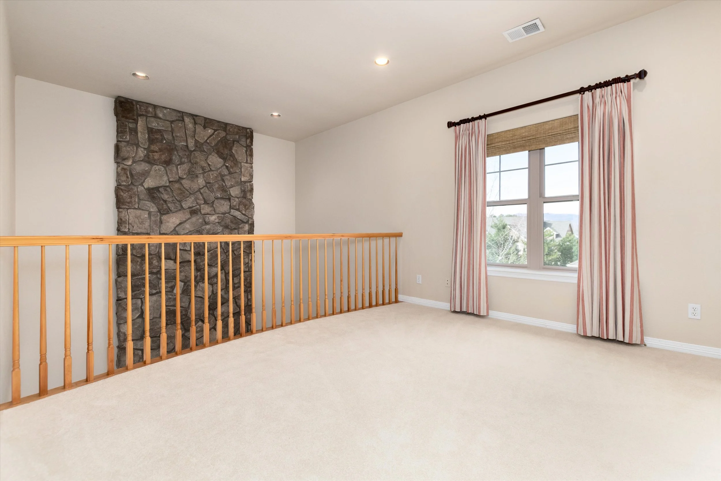 043-Upstairs Loft.jpg