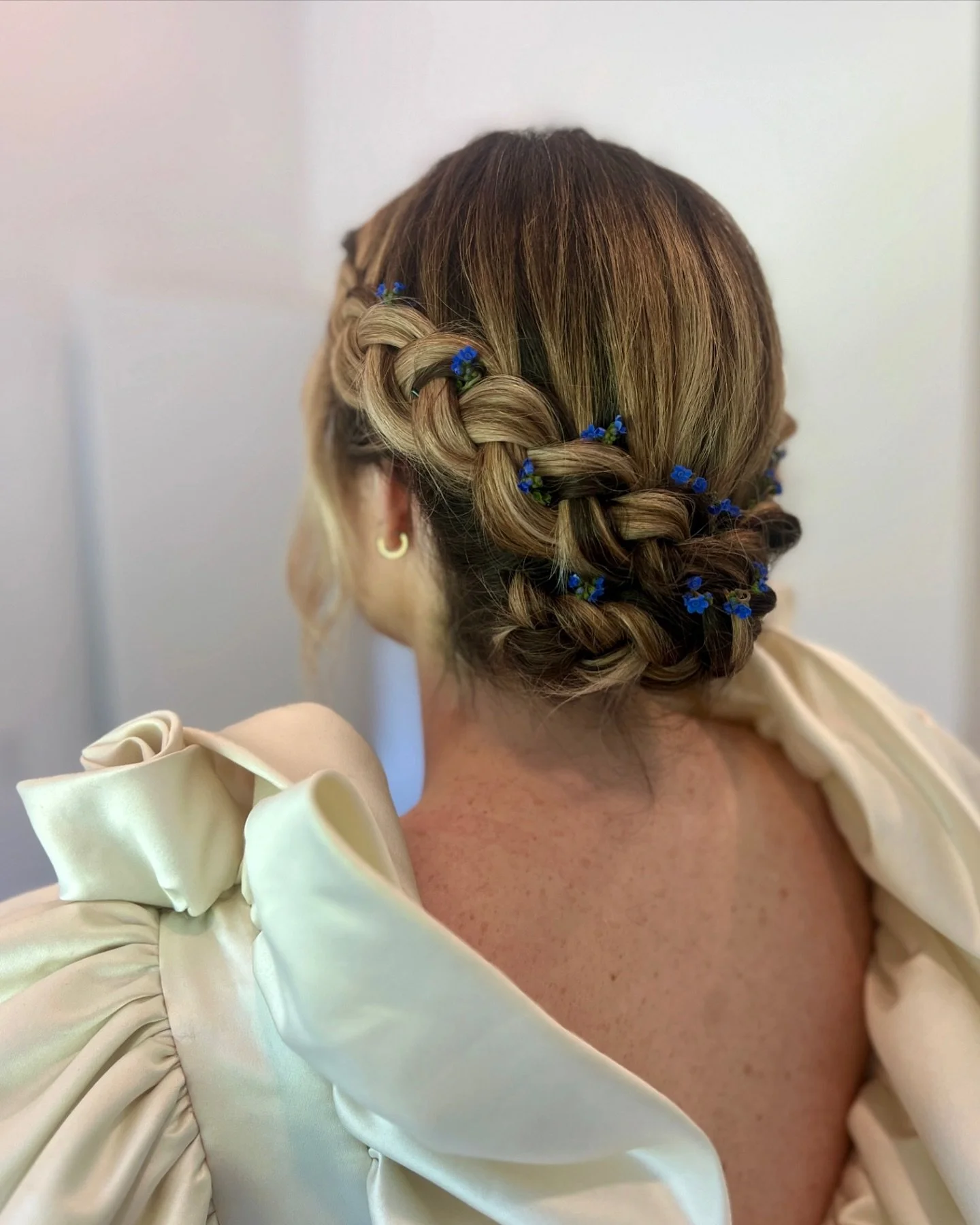 Something borrowed, something blue &mdash; woven right in. 🤍
This braided updo is one of our favorites. Every twist intentional, every tiny blue flower placed with care. The kind of look that takes your breath away from behind.
Hair by @jewelssimkod