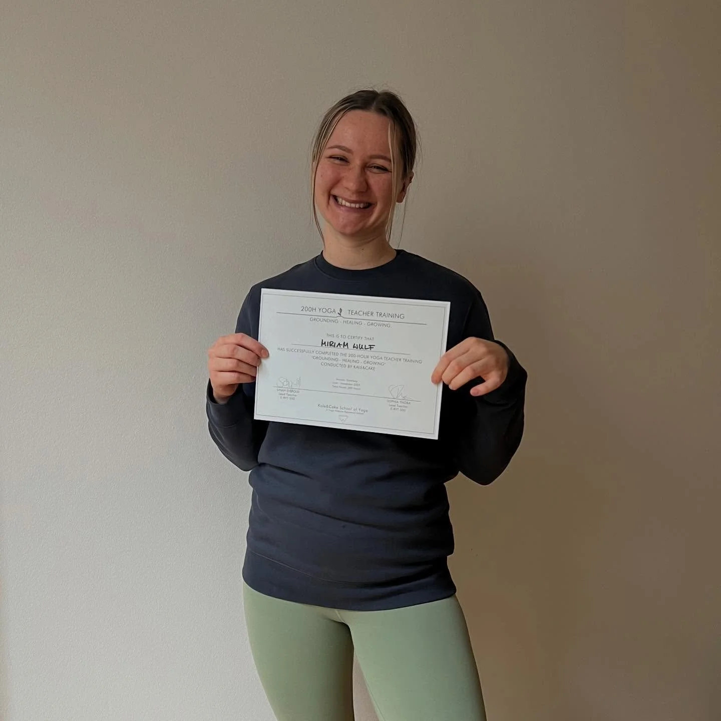 Meine Yoga Journey 🤍

Yoga war bei mir lange so ein On-Off-Ding.
Ich hab&rsquo;s immer mal wieder gemacht, aber nie so richtig konstant.

Vor ungef&auml;hr drei Jahren hat sich das ge&auml;ndert.
Seitdem ist Yoga irgendwie ein fester Teil von meinem