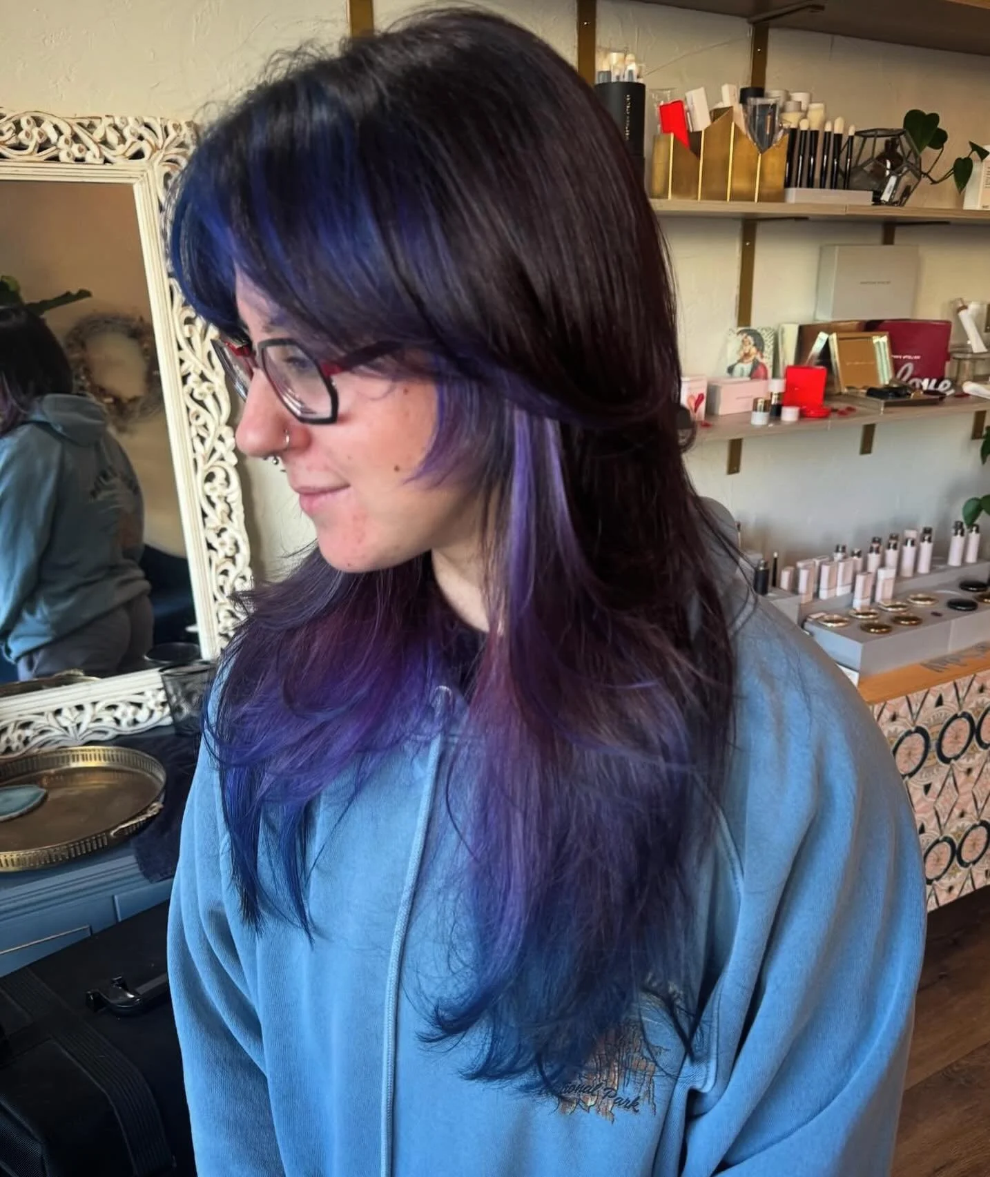 It&rsquo;s giving dark, cosmic mermaid 🌌🛸🧜🏼&zwj;♀️

This fun &amp; beautiful blue &amp; purple color melt and layered haircut was done by @whitneydoesmyhair 🎨💇🏻&zwj;♀️