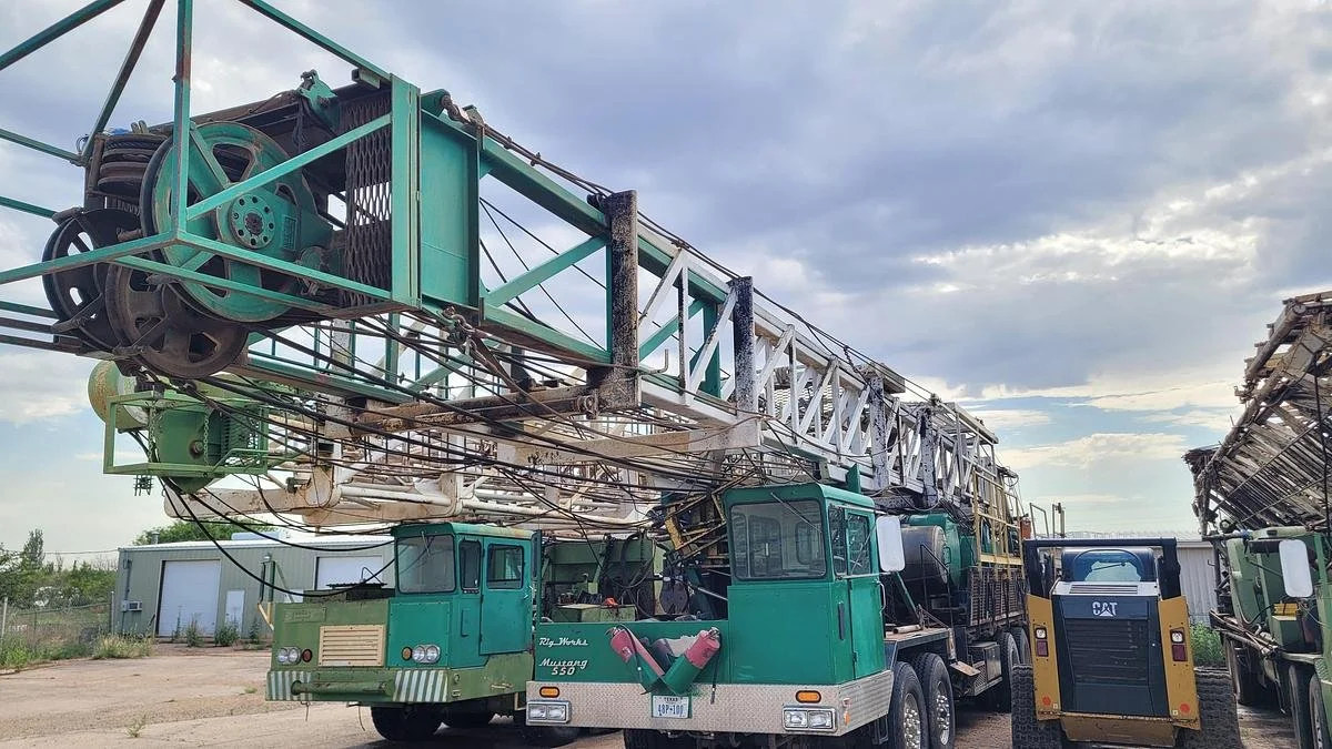 large-used-2013-rig-works-mustang-550-workover-rig.jpg