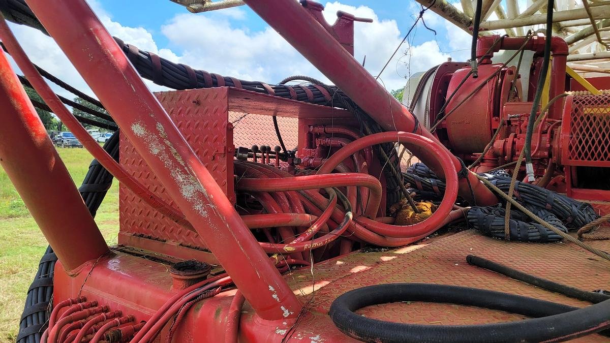 large-used-2005-lanco-750-workover-rig (7).jpg