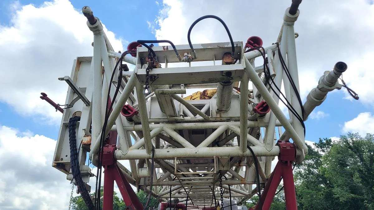 large-used-2005-lanco-750-workover-rig (5).jpg