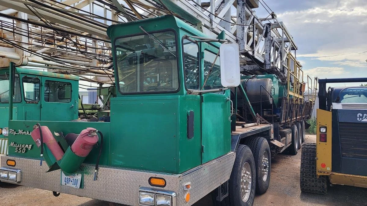 large-used-2013-rig-works-mustang-550-workover-rig (4).jpg