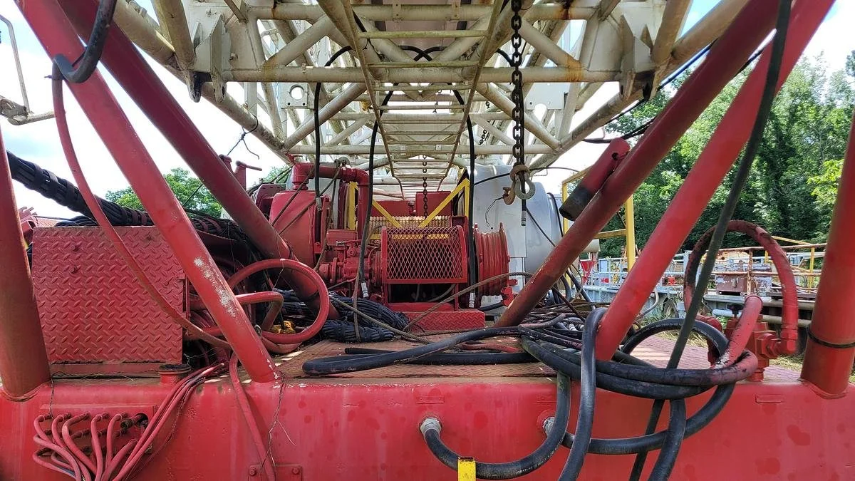 large-used-2005-lanco-750-workover-rig (6).jpg