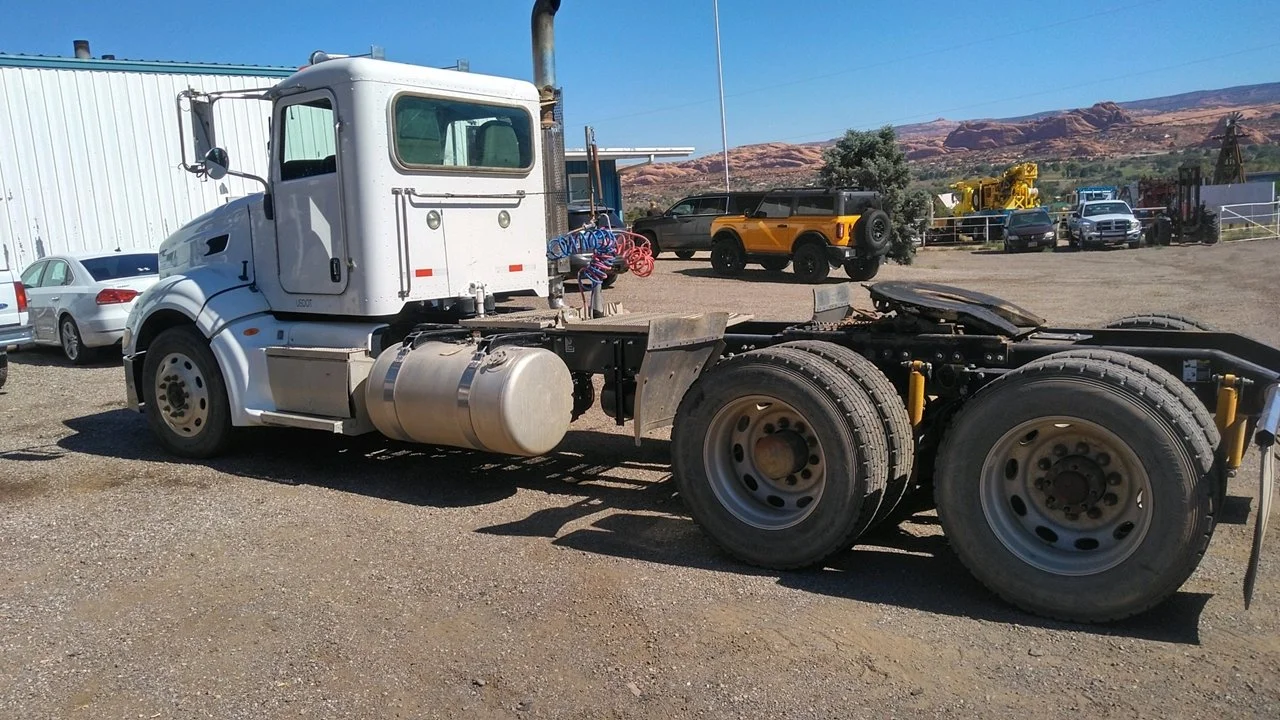 2011-Peterbilt-trk7.jpg