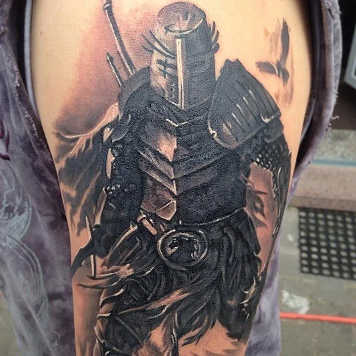 Tatouage monochrome d'un personnage en armure futuriste ou médiévale, avec un casque et une armure détaillée.