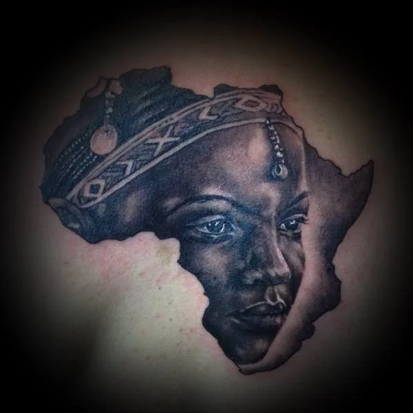 Tatouage d'une femme africaine avec un headwrap, représentant la carte de l'Afrique