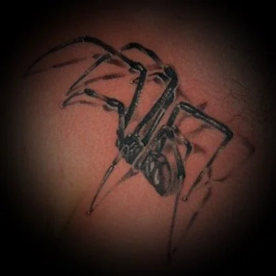 Tatouage d'une araignée sur la peau.