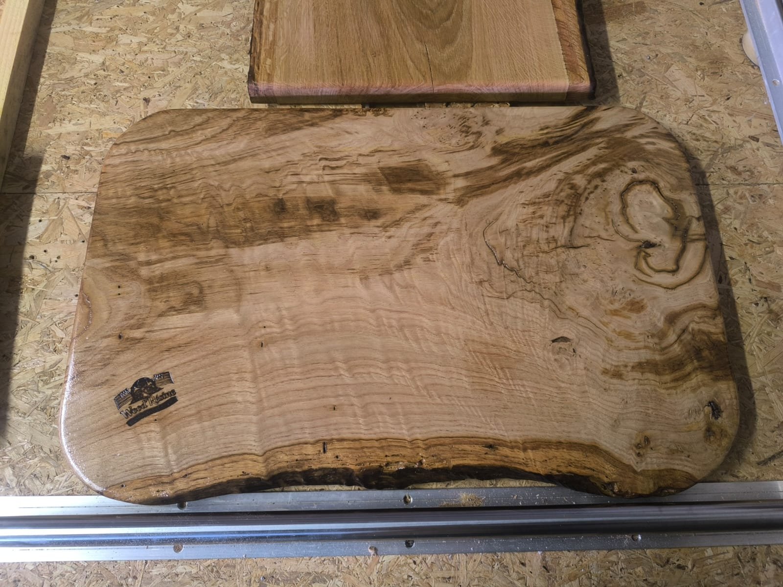 Planche à desserte brasero en bois massive avec un vernis certifié alimentaire.