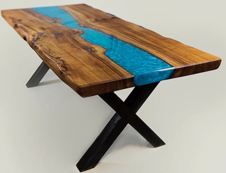 Table en bois avec une encre de rivière en résine bleue, sur piètement en X noir.