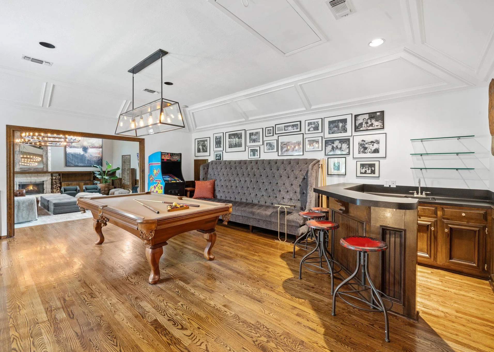 Billard room with wet bar