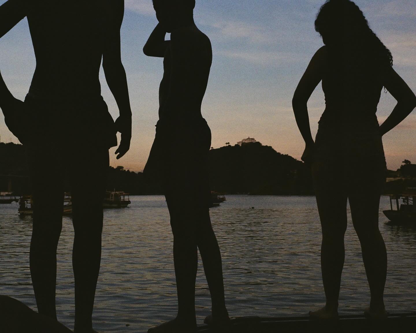 Visitei Vit&oacute;ria depois de oito anos. Abracei muita gente, nadei no mar, bebi &aacute;gua de coco e fui no samba pra S&atilde;o Jorge no centro. Que saudade que eu tava de me sentir em casa; de falar portugu&ecirc;s e reclamar da umidade. No di