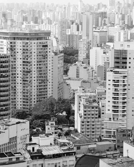 S&atilde;o Paulo de dentro pra fora. 
Ilford 400 120mm