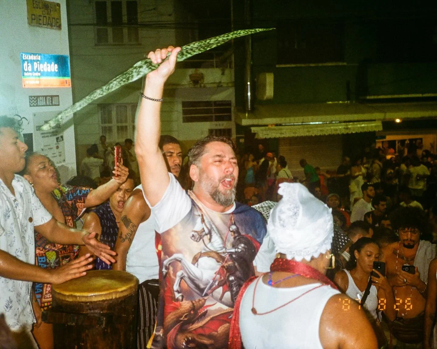 Hoje eu queria estar em Vit&oacute;ria. Mais precisamente na escadaria da piedade, no centro, no samba pra S&atilde;o Jorge. Depois ir&iacute;amos para o bar da Zilda e por l&aacute; ficar&iacute;amos at&eacute; o fim da noite. Isabella de pileque e 