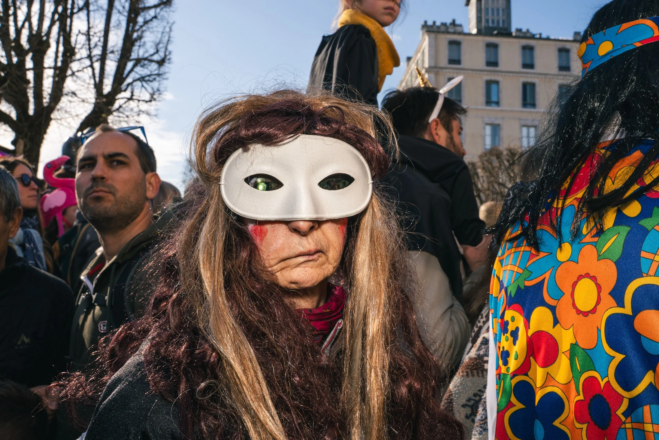 Le fantôme de l'opéra. une femme qui porte un masque avec une bouche tombante regarde le flash et la caméra pendant le Carnaval Biarnès