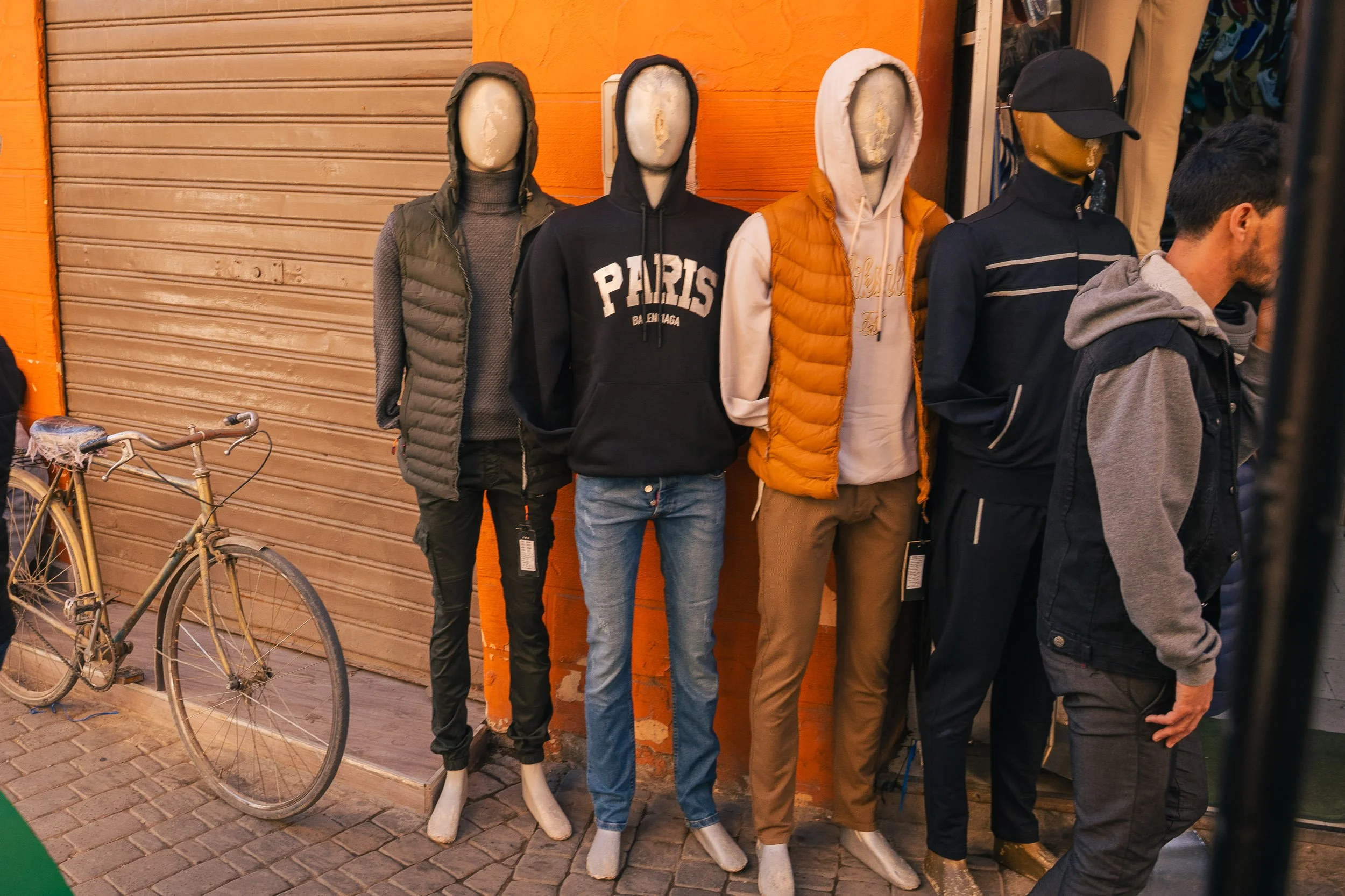 une rangée de mannequin se finit avec un vrai humain caché dedans - Maroc