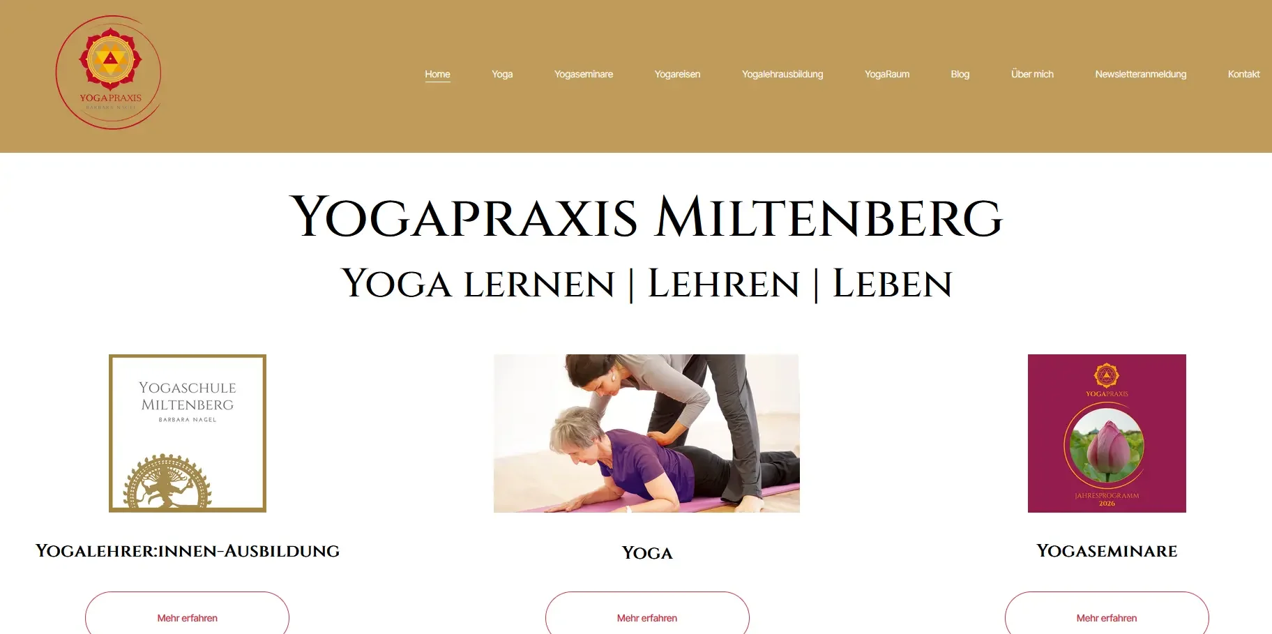 Startseite der Yogaschule Miltenberg mit Logo, Navigation, Titel 'Yogapraxis Miltenberg', Bild von einer Yoga-Lehrerin mit einer älteren Frau auf einer Yogamatte, und Text über Yoga-Lehrer-Ausbildung, Yoga, und Yogaseminaren.
