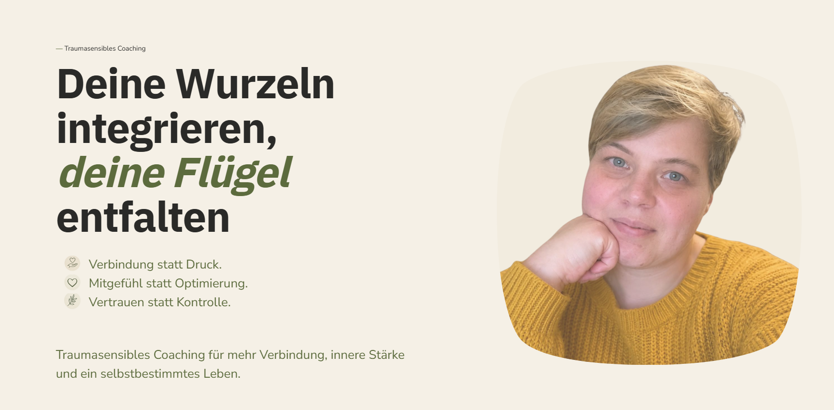 Portrait von Franziska Stoll mit kurzen, blonden Haaren, in einem gelben Pullover, lächelnd, die Hand ruht am Kinn, hintergrundfarben in Beige und Hellgrün, Webseite mit Slogans zu Coaching und persönlicher Entwicklung.