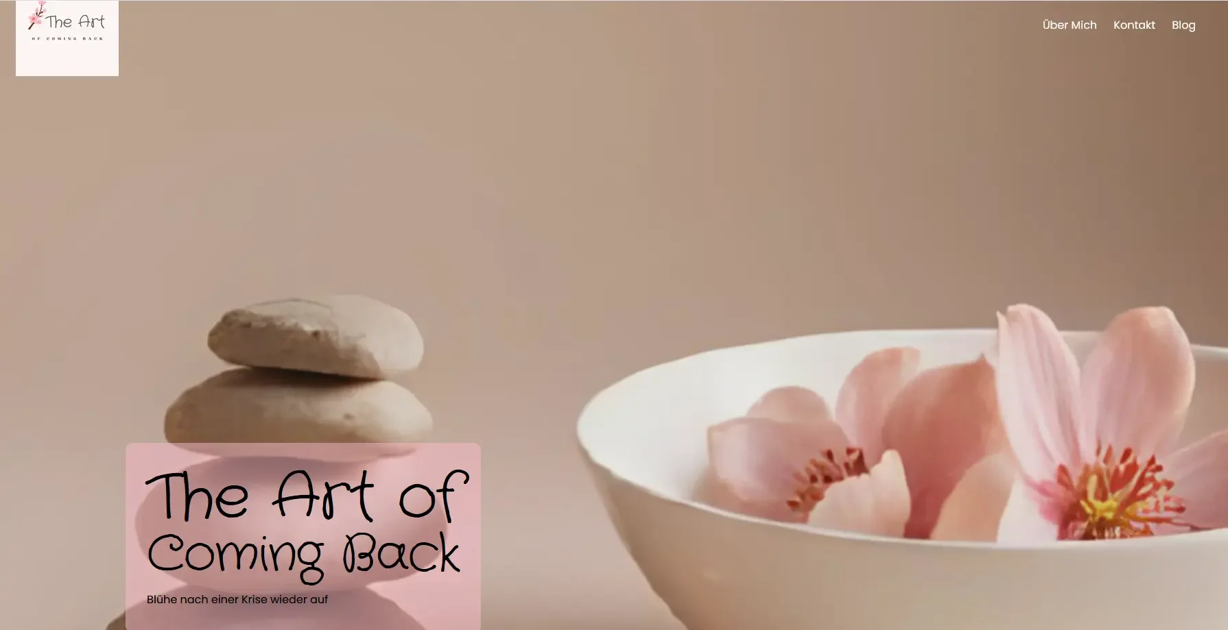 Screenshot einer Webseite mit einem Bild von zwei Steinen, einer weißen Schale mit rosa Blumen und einem hellbraunen Hintergrund. Der Text auf der Webseite lautet 'The Art of Coming Back' und 'Blühe nach einer Krise wieder auf'.