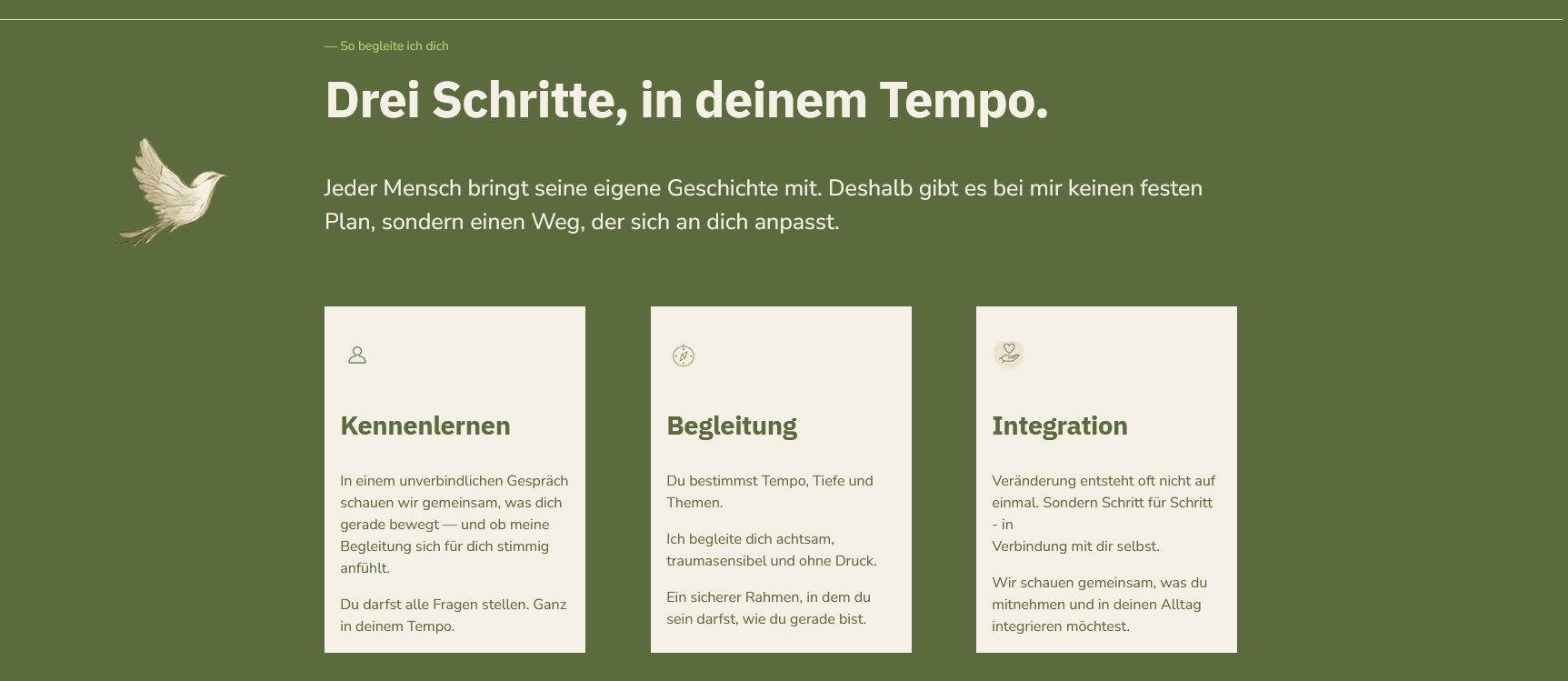 Webseite mit grünem Hintergrund, blauer Himmel, weiße Wolken, weiße Taube, grüner Baum, Text über drei Schritten für persönliches Wachstum mit Überschriften und Beschreibung andemer Absätze.