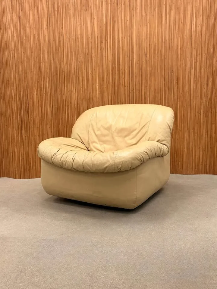 1980’s Postmodern “Caprice” Swivel Clam Lounge Chair In Cream Leather