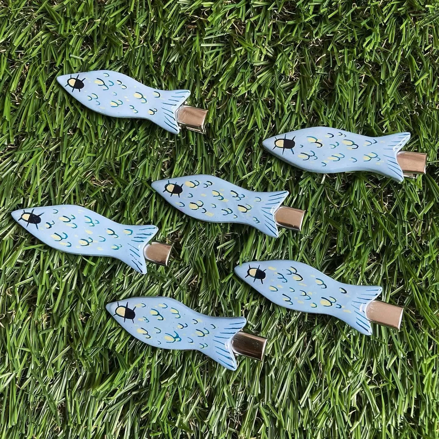 Fishy clips 🐟 idk why I&rsquo;ve been on a fish roll rn but I&rsquo;ve been enjoying making these hair clips!! I&rsquo;ll have these for sale @sunnysideartsnyc on Saturday!
.
.
.
.
.
#originalart #hairclips #latinaartistofinstagram #fishyfishy #scul