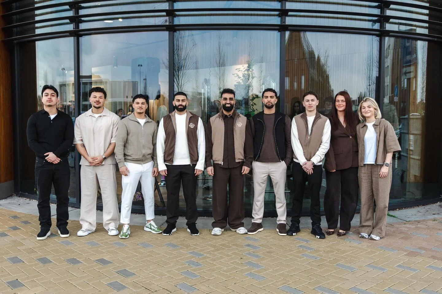 Meet our teams: Team Gents  X Team Cuts &amp; Co. 

Bij Gents Barbershop kunnen heren terecht voor een strakke haircut en een perfect verzorgde baard.

Bij Cuts &amp; Co. is iedereen welkom. Dames, heren en kinderen voor knippen, kleuring, extensions