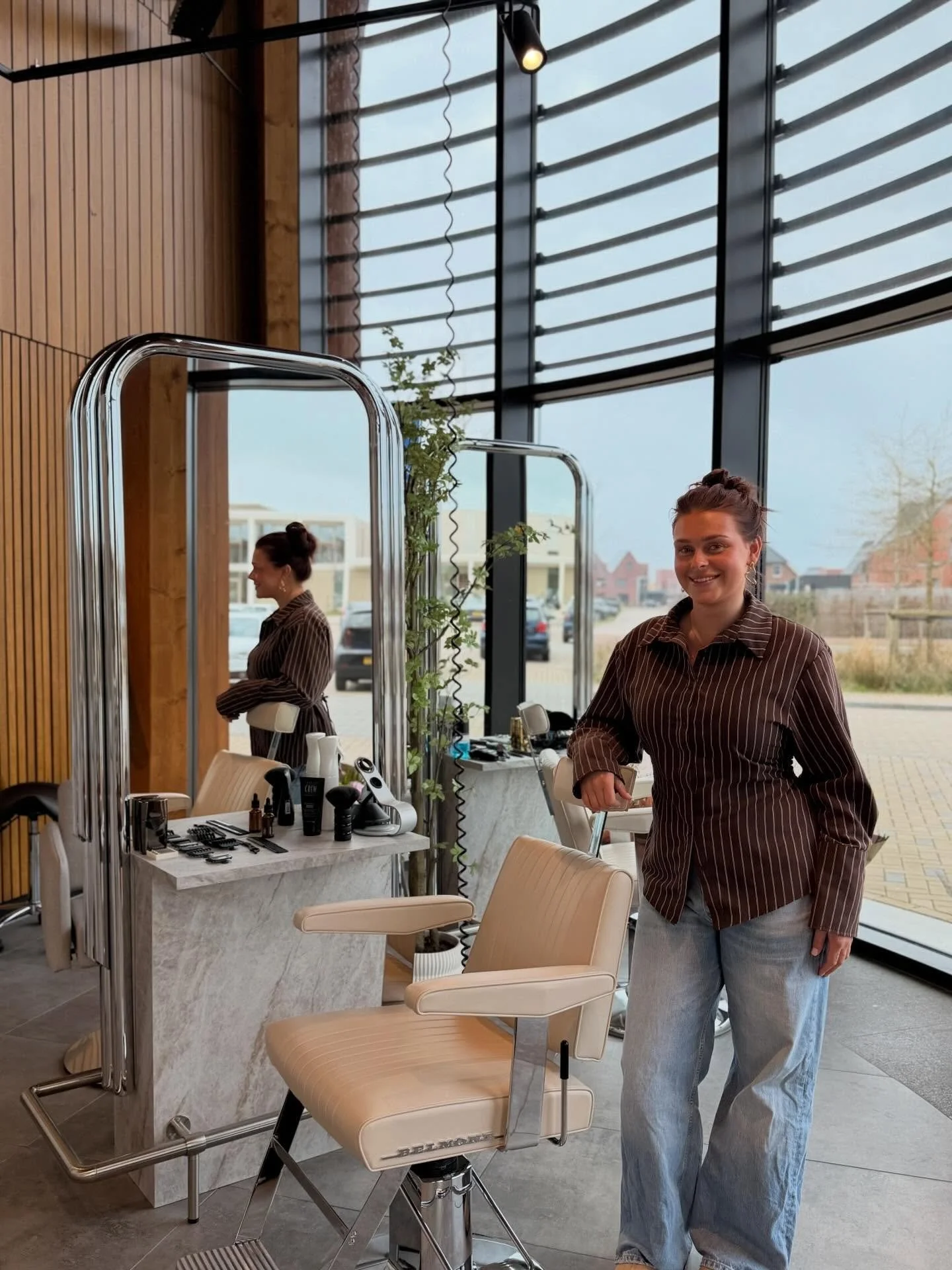 Meet top Stylist Laura! 

Creatief, sociaal en vooral erg gemotiveerd.
Haar enthousiasme is aanstekelijk; of het nu gaat om highlights, knippen of opsteken, ze doet alles met passie.
Voor haar is het kappersvak meer dan alleen knippen. Ze wil dat men