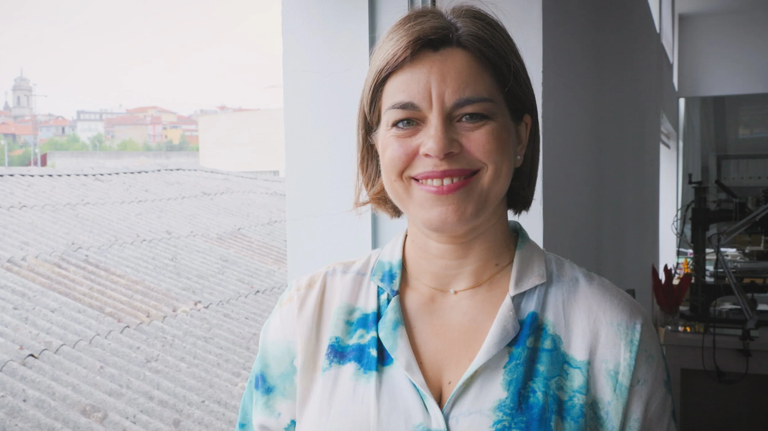 Sílvia Pontes, encadernadora e protagonista do documentário "Alma de Papel", a sorrir em frente a uma janela, num filme biográfico estreado no Cinema São Jorge.