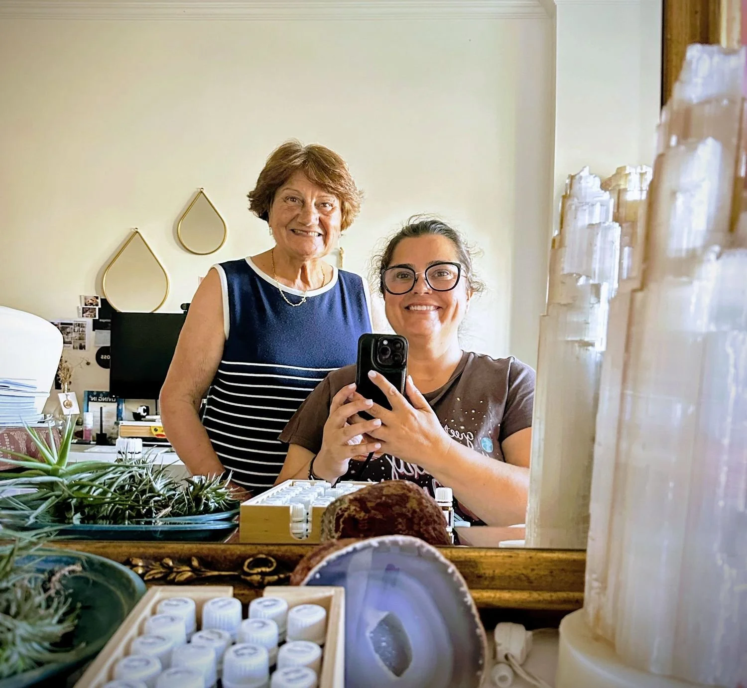 Sónia Álvaro Guerreiro e a sua mãe Berta Álvaro Guerreiro retratadas num espelho, na página Sobre do seu website A minha vida dá um filme, onde é possível ouvir a sua história em áudio.