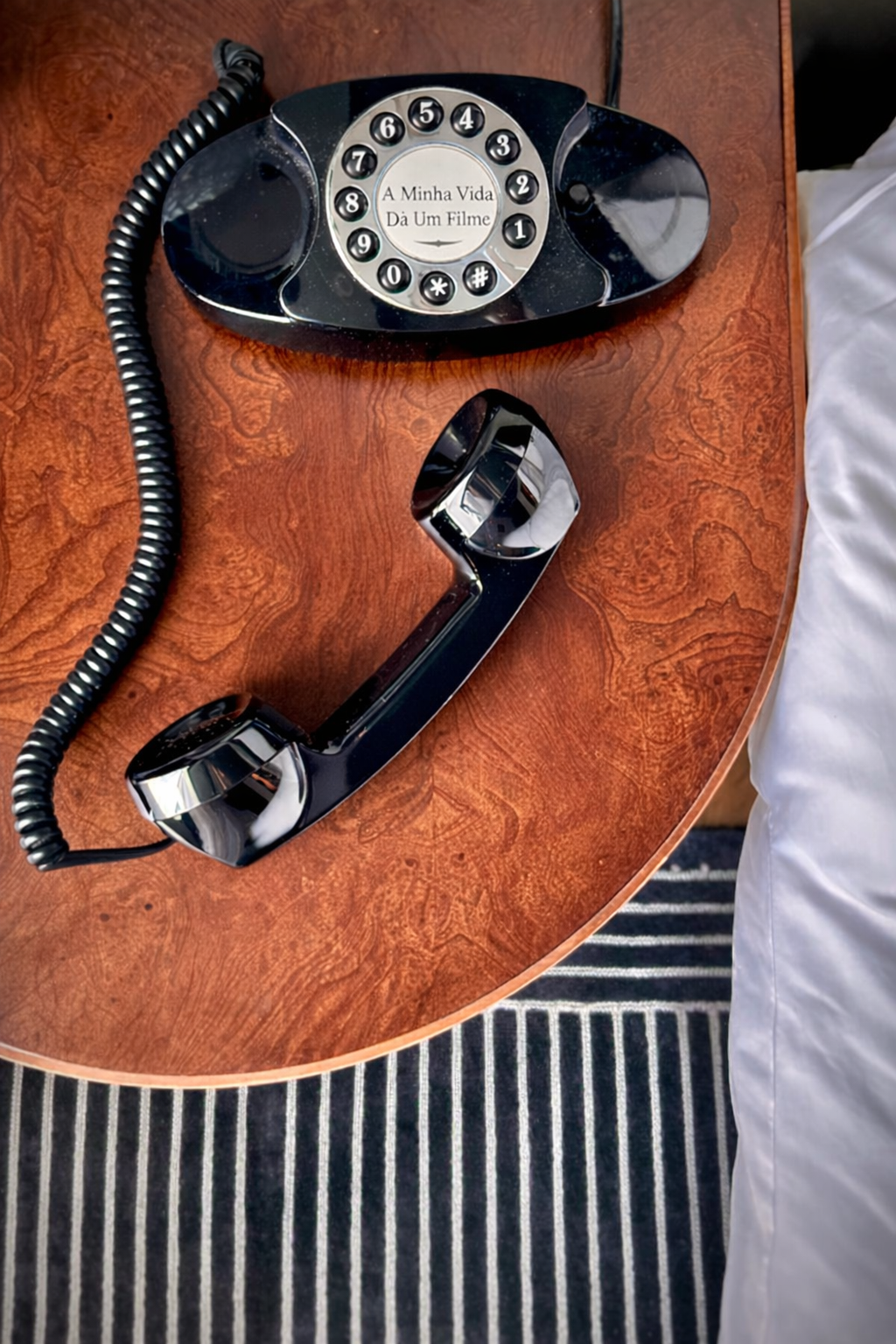 Telefone vintage de disco numa mesa de madeira para agendamento de conversas e contacto com o projeto A Minha Vida Dá um Filme.