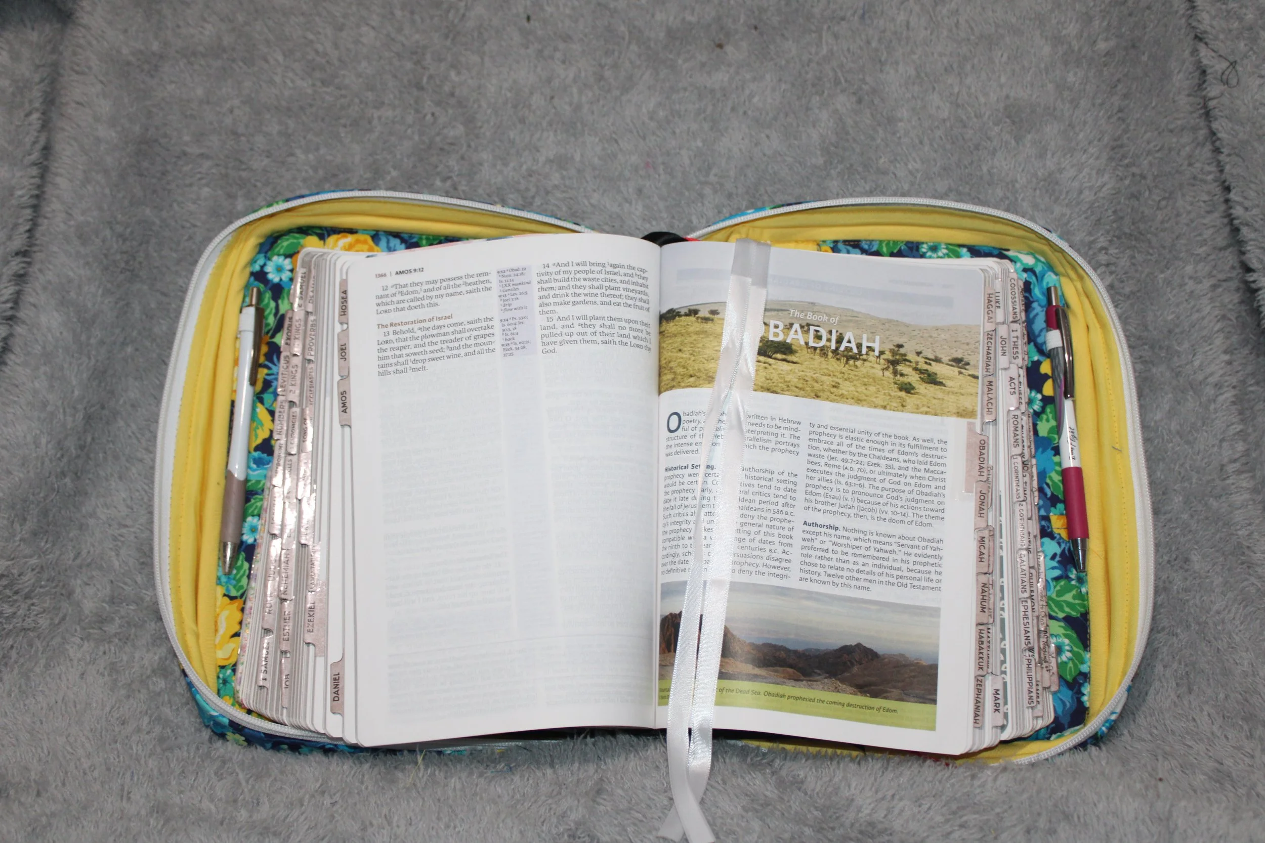 Interior view of the Raisa Bible study case with a Bible inserted, showing the ribbon markers and pen holders.