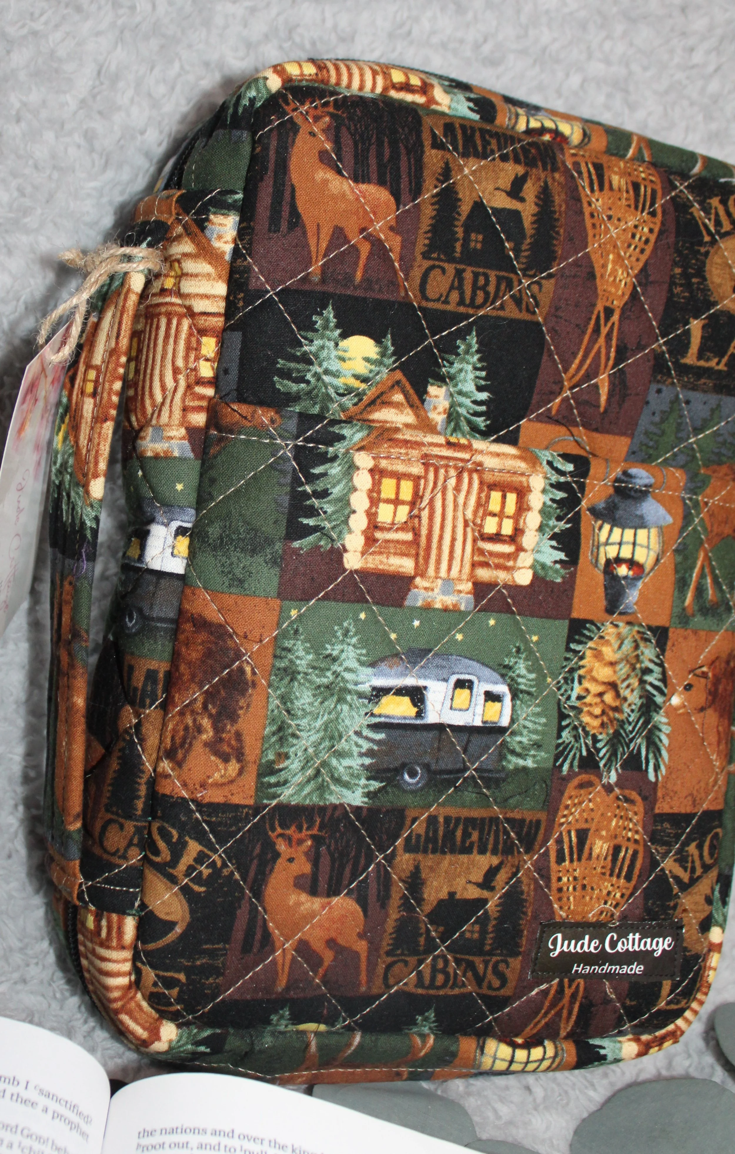 Side view of Wilderness Bible Case featuring a padded sturdy handle for carrying.