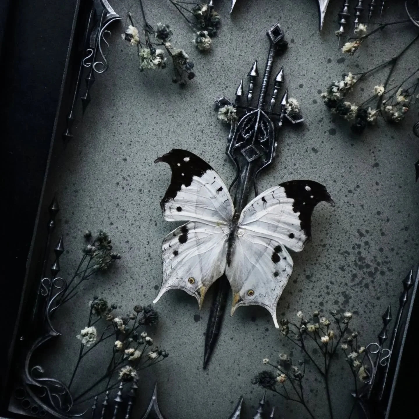 Still in awe over this commission piece from a  couple of months ago 😍

Are you guys loving the new flowers in the frames? 🖤

Check us out at www.dearafterlife.com