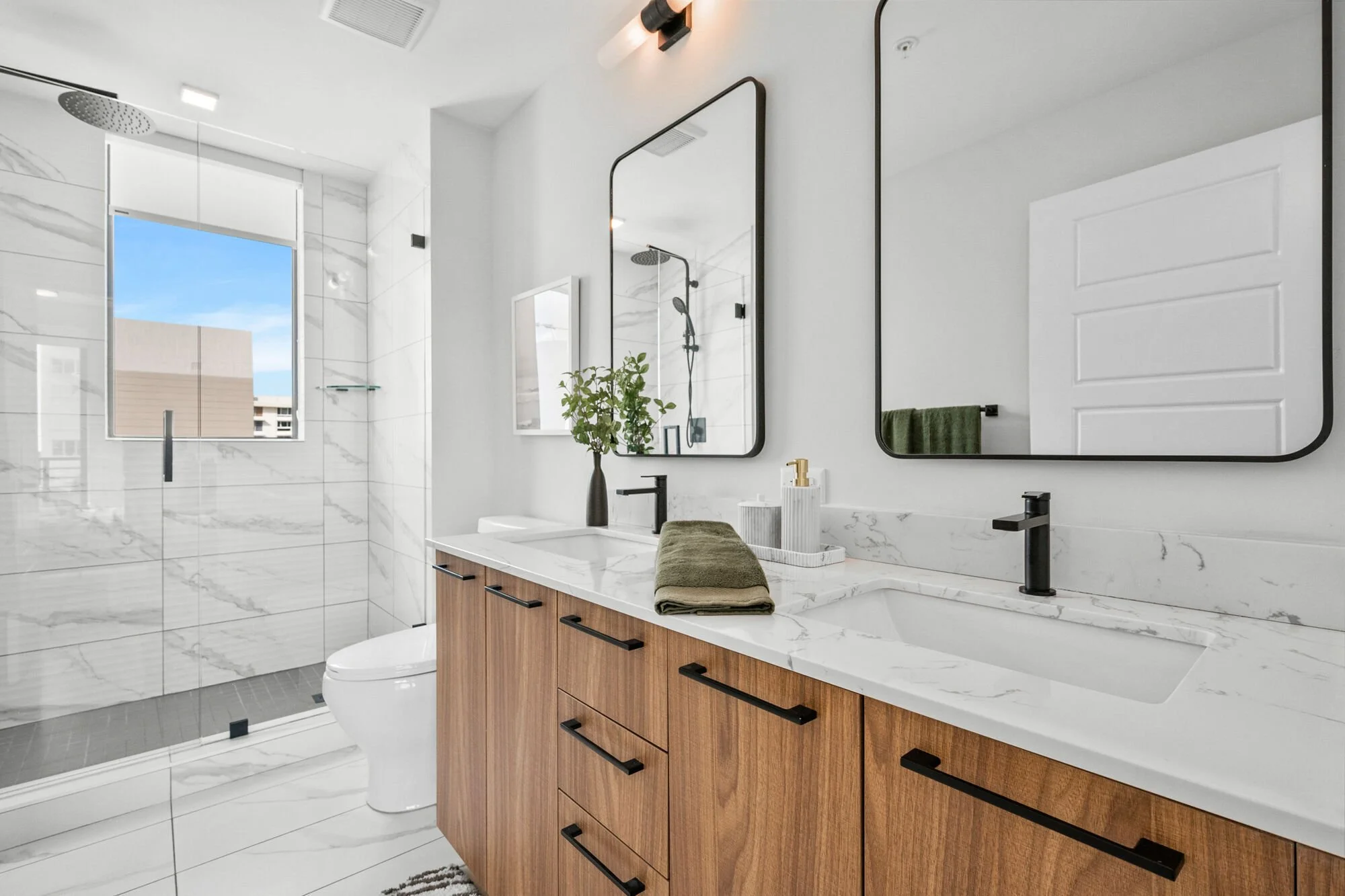 biscayne shores secondary bath 3.jpg