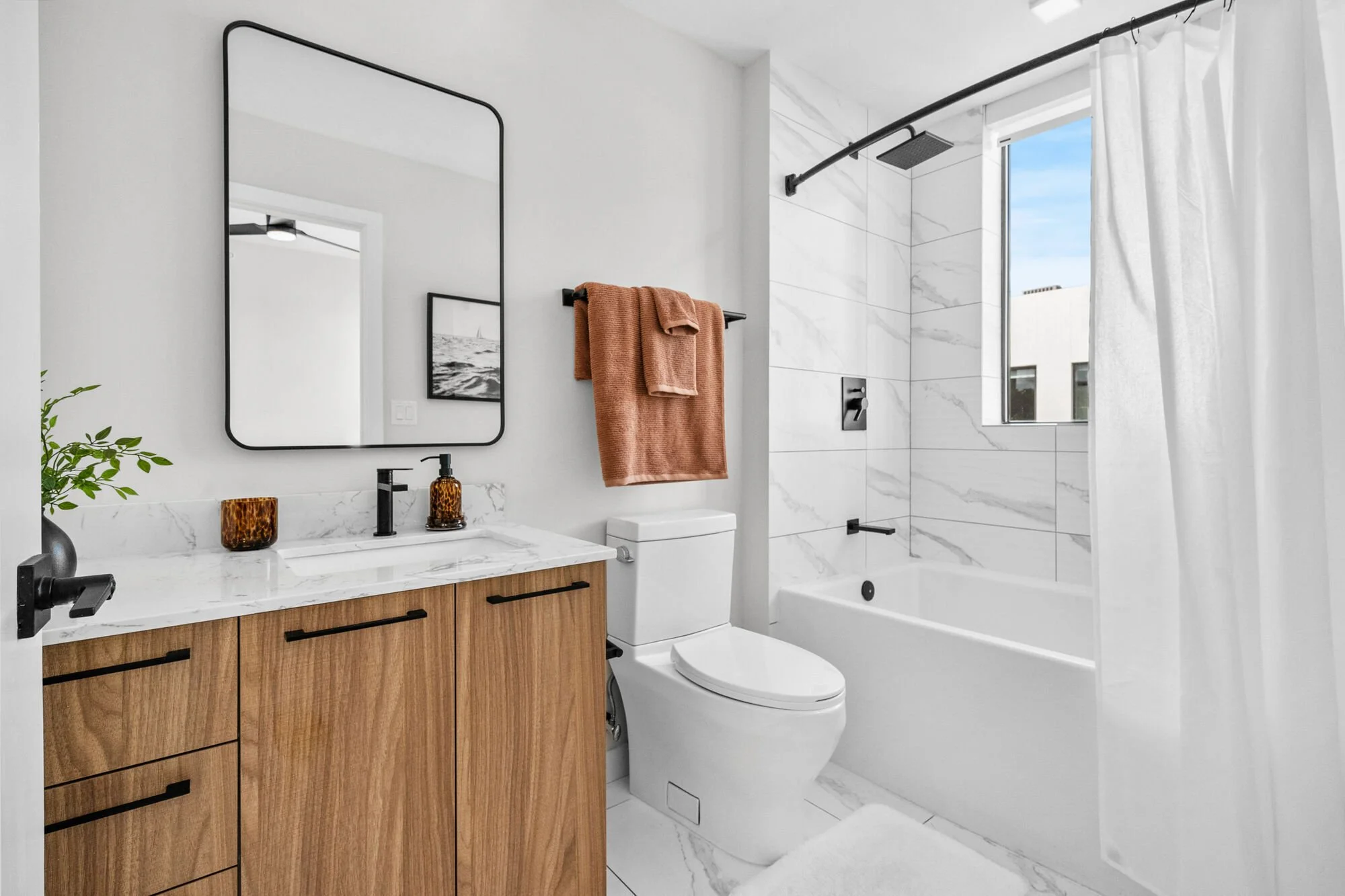 biscayne shores secondary bath 2.jpg