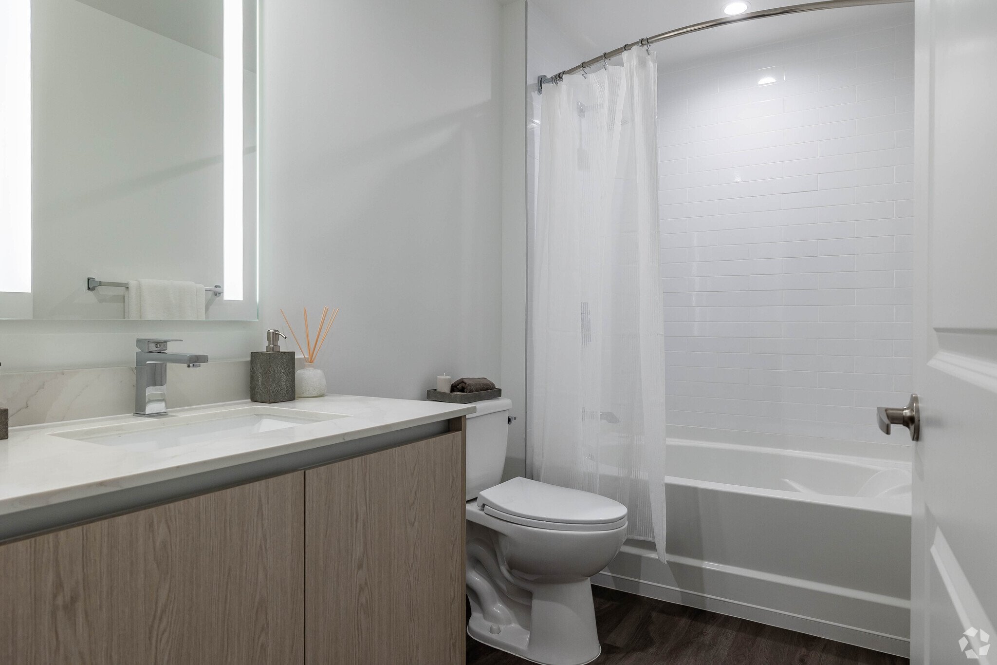 manor-miramar bathroom 1.jpg