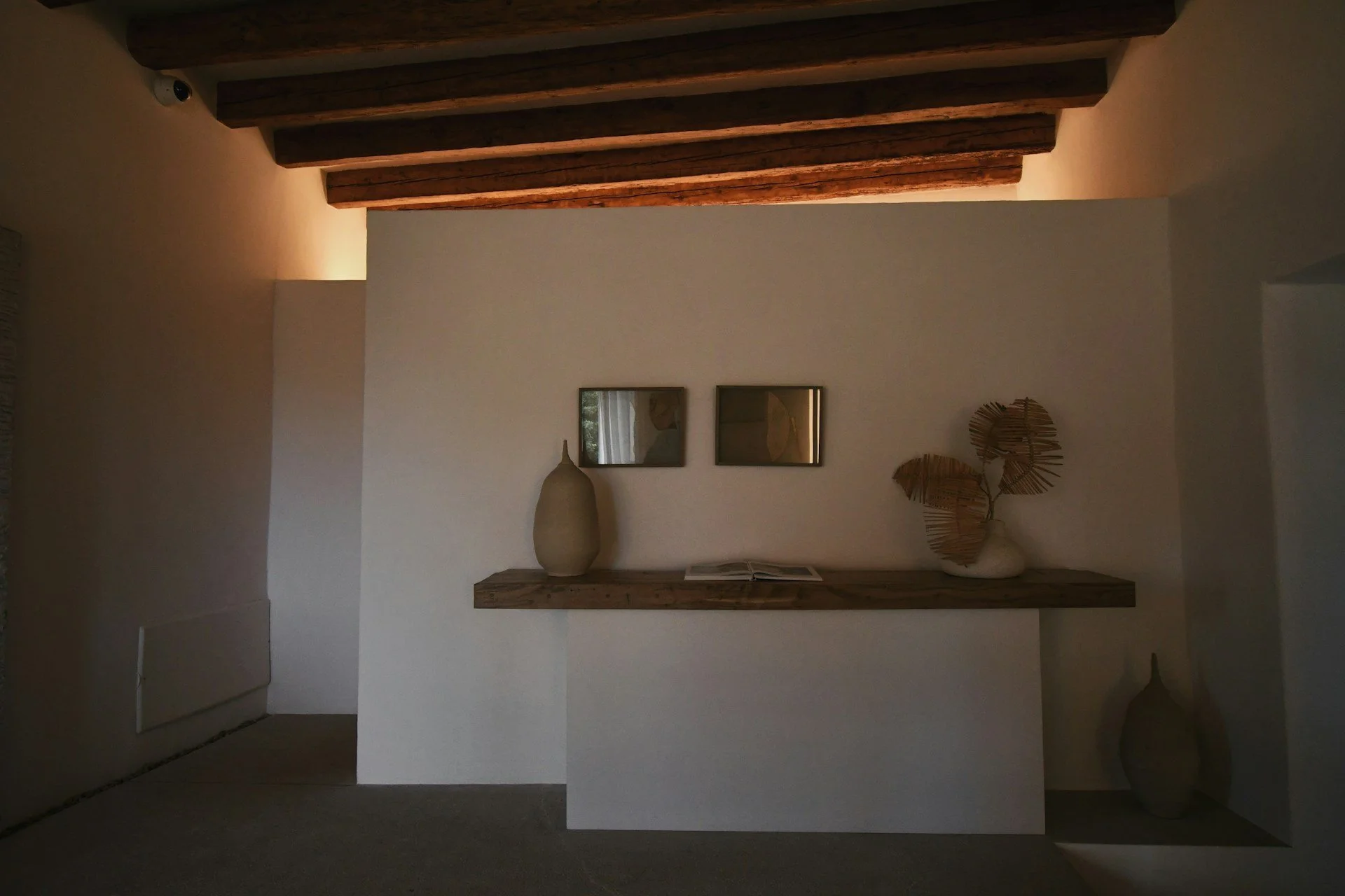 Warm Minimalist Interiors: Creating Calm Apartment Spaces