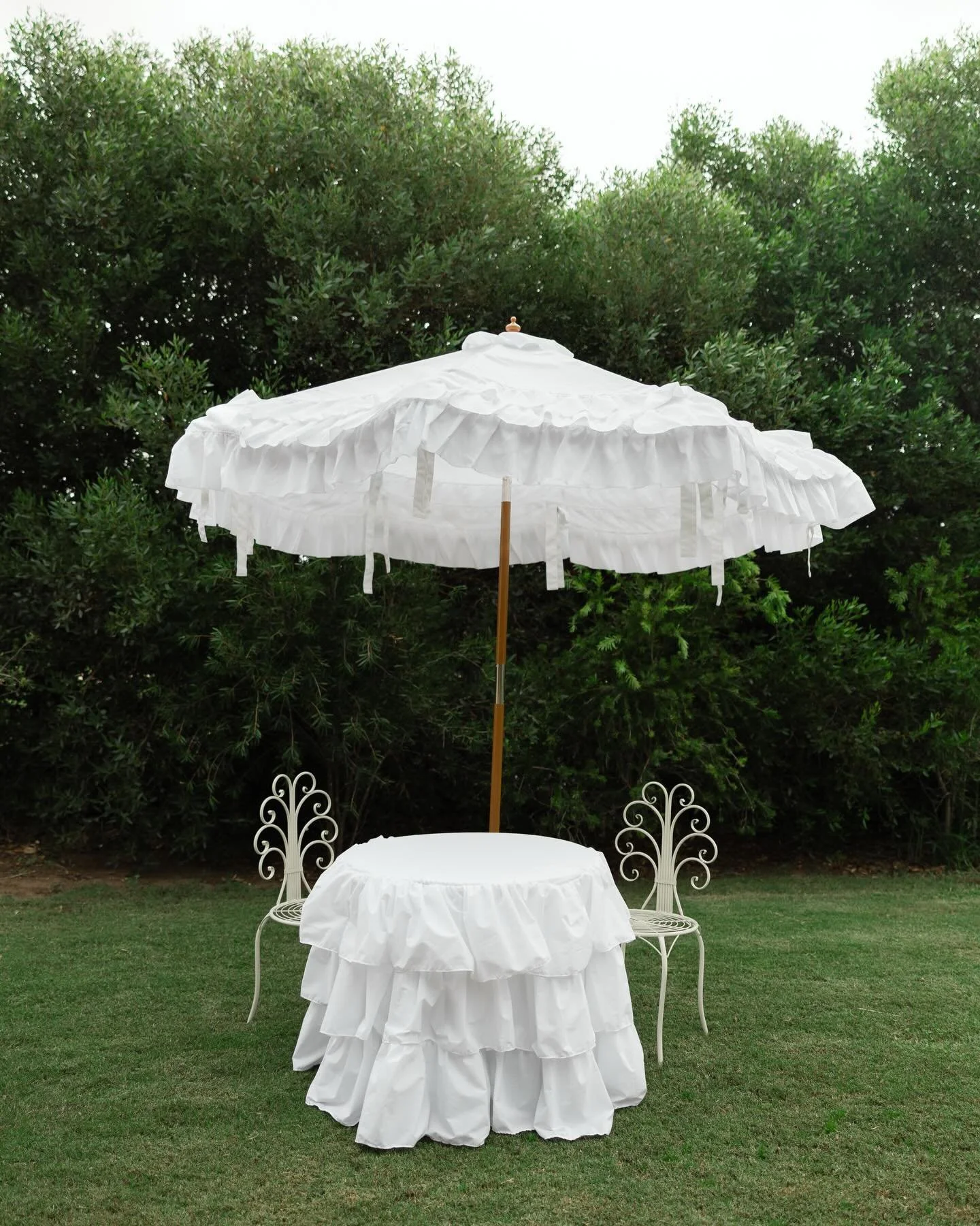 Signing table of dreams. Our Mia signing set, Ophelia umbrella and Blake tablecloth
📸 @miaturner_photography 
&bull;
&bull;
&bull;
#eventstyling #draping #weddingidea #weddingdecor #weddingstyling