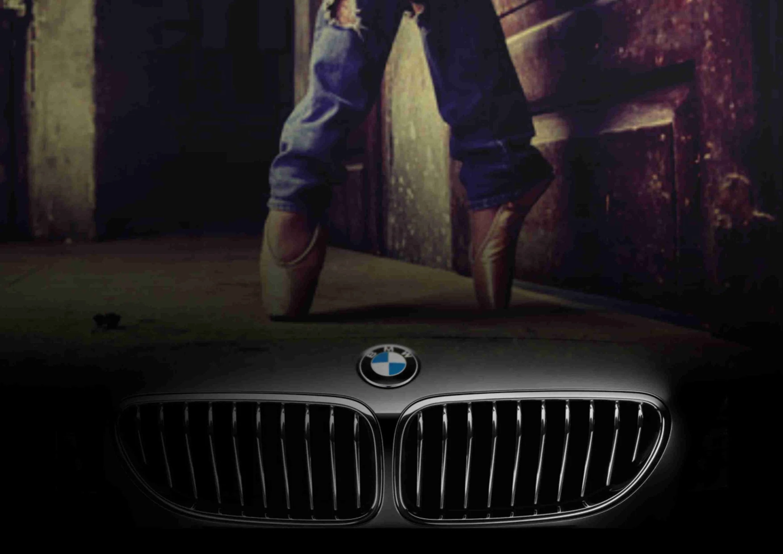 Ballerina tanzt mit BMW