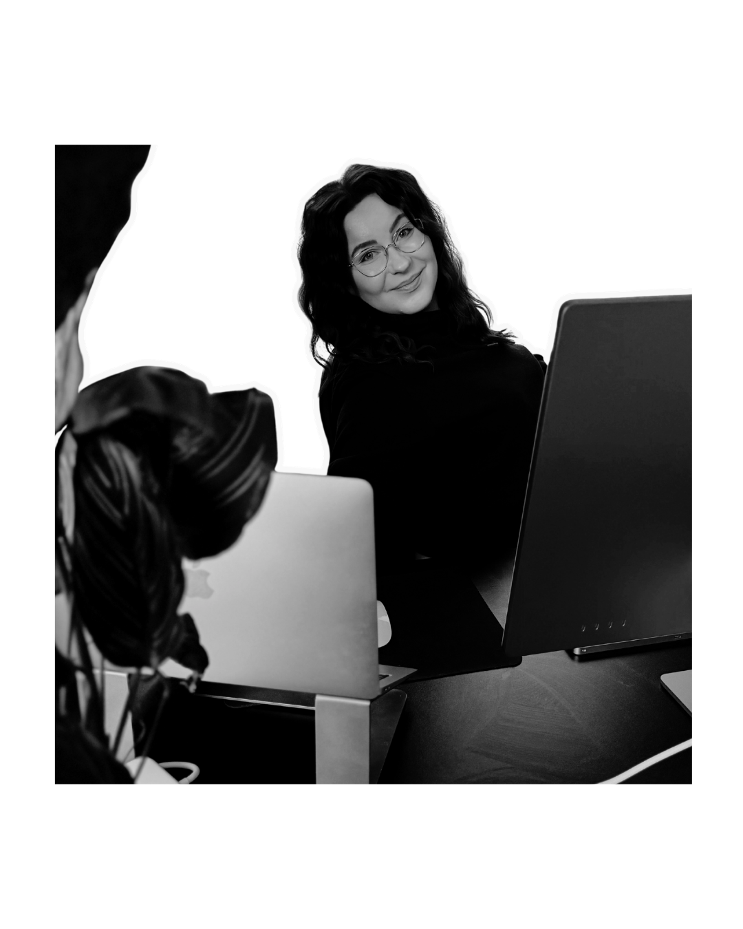 SEO-palvelut yrityksille toteuttava Iina tietokoneen ääressä